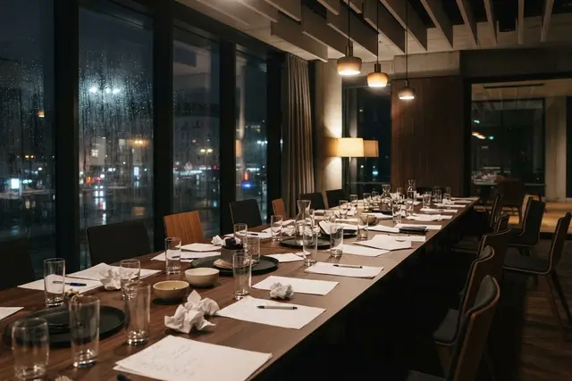 Leerer Sitzungsraum am Abend als Symbolbild zum Rückzug von Andreas Babler