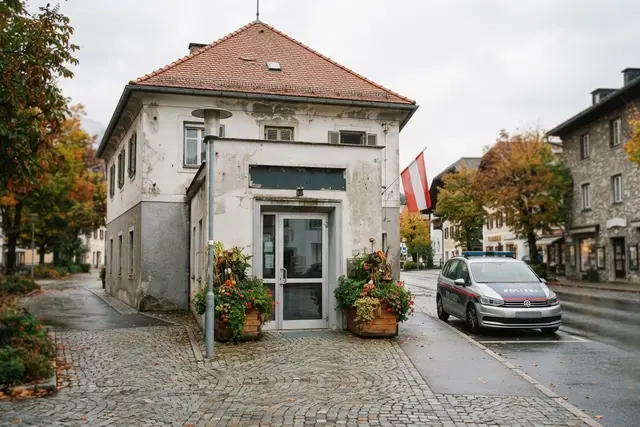 Anzeige erstatten: Eingang einer Polizeiinspektion in einer österreichischen Kleinstadt