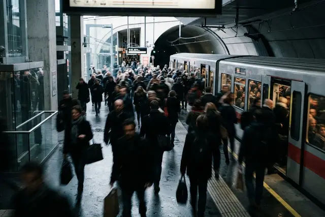 Arbeitsmarkt Wien: Pendler auf einem U-Bahn-Bahnsteig im Morgenverkehr