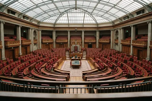 Leerer Sitzungssaal des Bundesrat aus der Besuchergalerie gesehen