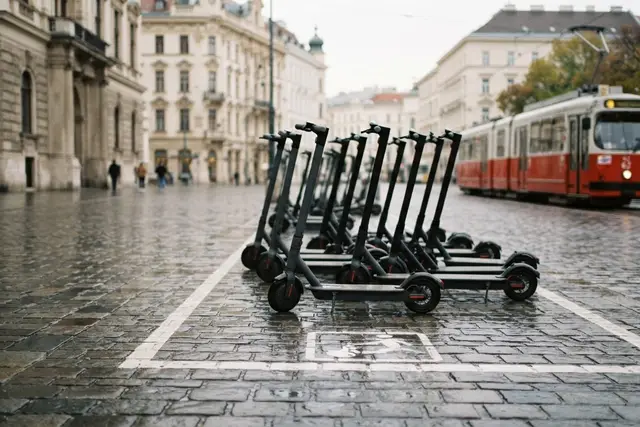 E-Scooter in Wien: Leih-Scooter auf einer markierten Abstellfläche