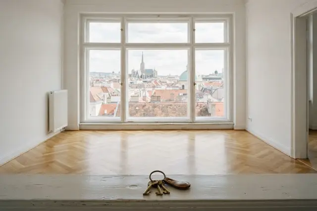 Eigentumswohnungen: Leere renovierte Wohnung mit Blick über Wiener Dächer und Schlüsselbund