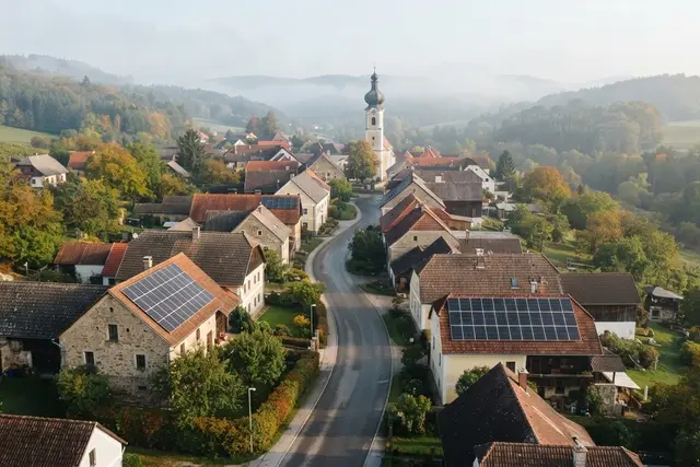 Energiegemeinschaft gründen: Dorf in Niederösterreich mit PV-Anlagen auf mehreren Dächern