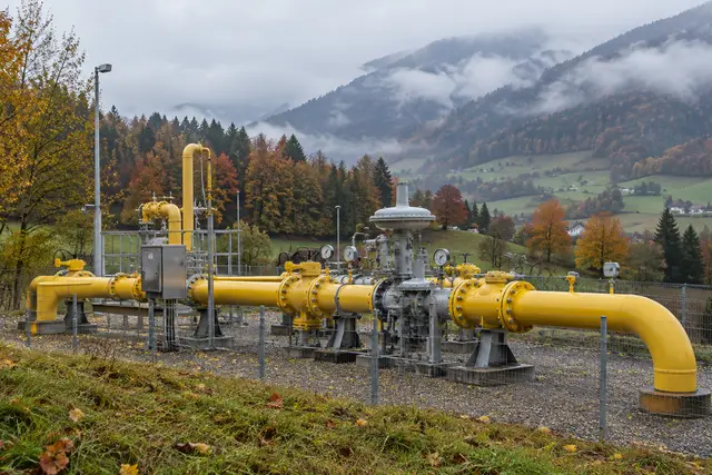 Gasleitungen einer Verteilerstation – Energiepreise in Österreich steigen