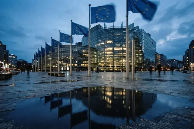 Parlamentsgebäude in Brüssel mit Fahnen als Symbolbild zur EU-Wahl in Österreich