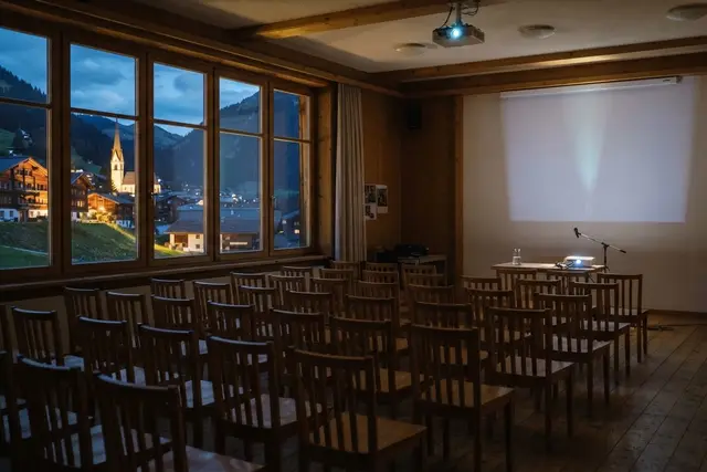 Gemeindesaal vor einer Informationsveranstaltung als Symbolbild zu Europa-Gemeinderäte