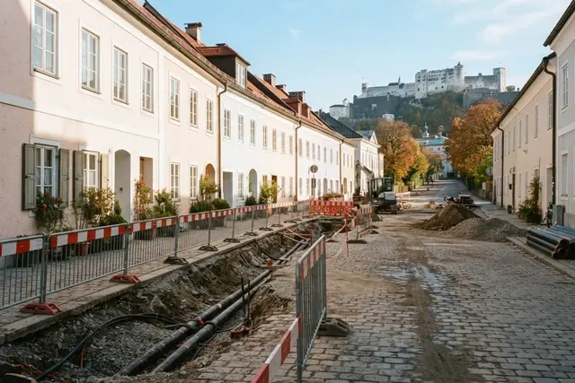 Fernwärme oder Wärmepumpe: Baugrube für Fernwärmeleitungen vor Reihenhäusern in Salzburg