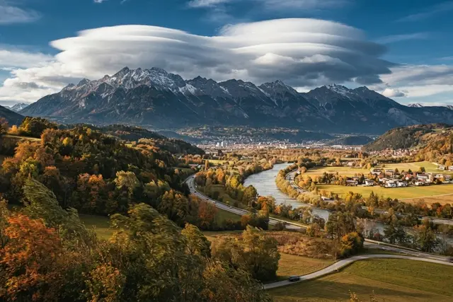 Föhnsturm Tirol: Föhnwolken über den Bergen im Inntal bei Innsbruck
