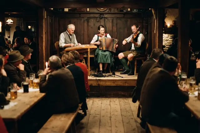 folk.art Festival Steiermark: Volksmusiker spielen in einem rustikalen Holzsaal
