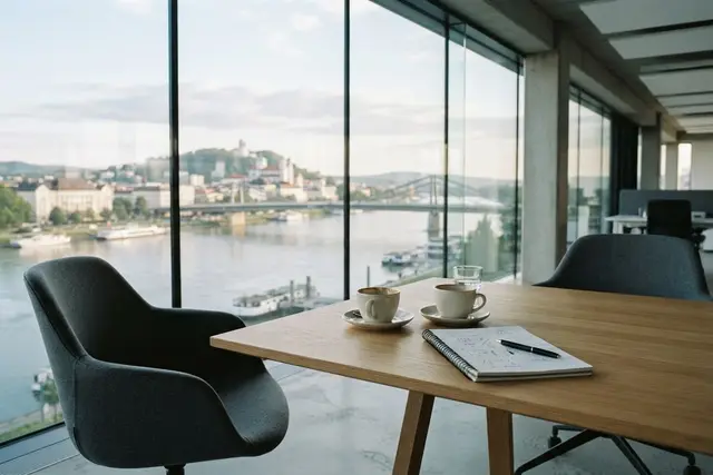 Gehaltsverhandlung: Besprechungstisch mit zwei Kaffeetassen in einem Büro in Linz