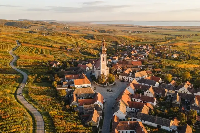 Burgenländisches Dorf mit Kirche als Symbolbild zu den Gemeindefinanzen Burgenland
