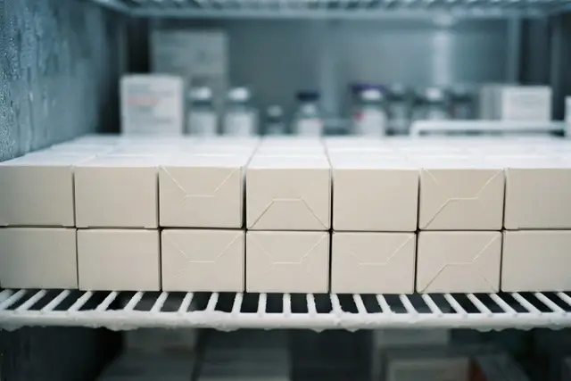 Grippeimpfung 2026: Impfstoffpackungen im Kühlschrank einer Arztpraxis in Österreich