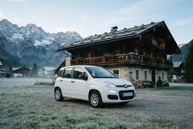 Hauskrankenpflege: Auto eines mobilen Pflegedienstes vor einem Haus in Tirol