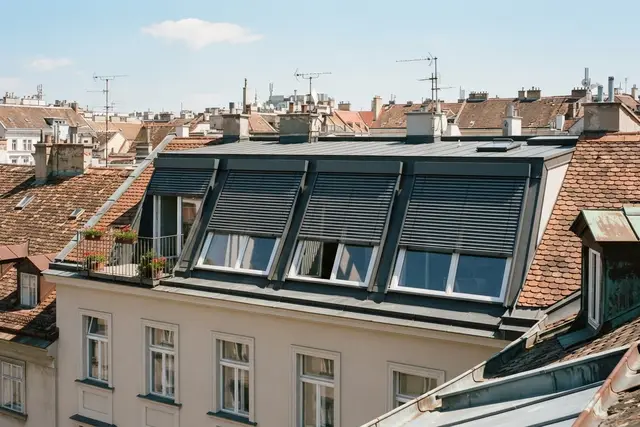 Hitzeschutz Wohnung: Außenjalousien an den Fenstern einer Wiener Dachgeschoßwohnung