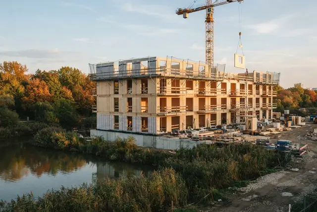 Holzbau Wien: Baustelle für geförderte Wohnungen in Holzbauweise in der Donaustadt