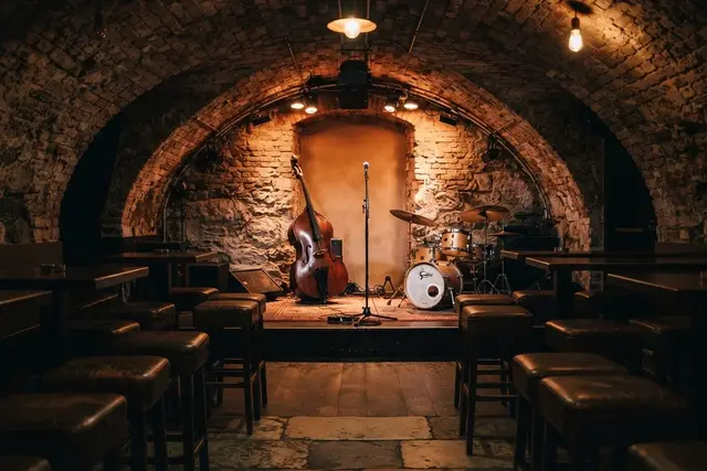 Jazzclubs Wien: kleine Bühne mit Kontrabass und Schlagzeug in einem Gewölbekeller