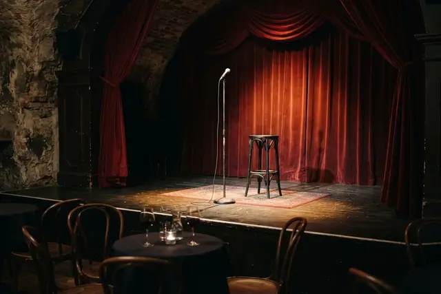 Kabarett Wien: Kleinkunstbühne mit Mikrofon im Scheinwerferlicht in einem Kellertheater