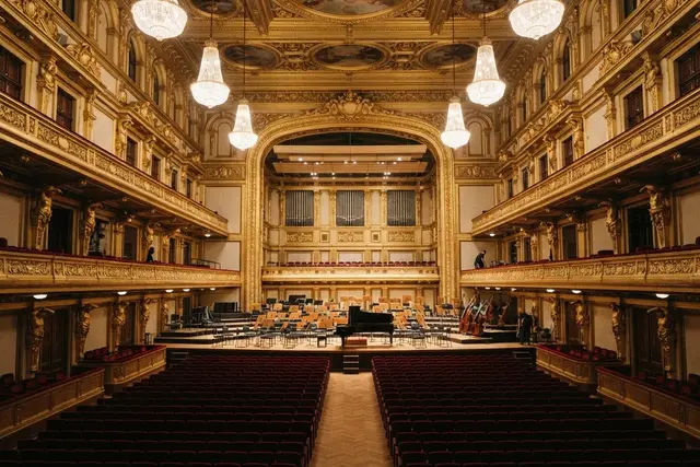 Klassische Konzerte Wien: prunkvoller goldener Konzertsaal vor Beginn eines Konzerts