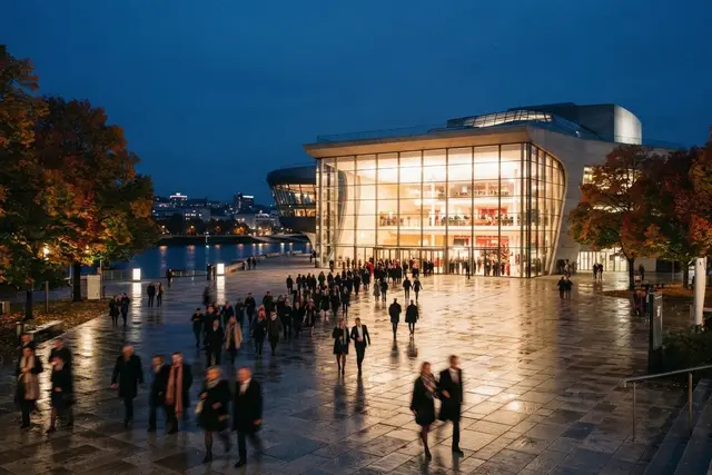 Landestheater Österreich: modernes Musiktheater am Abend mit ankommenden Besuchern