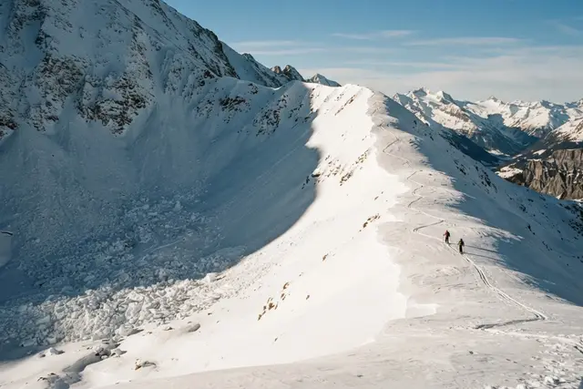 Lawinenwarnstufen: steiler Schneehang in Vorarlberg mit Lawinenkegel und Skitourenspur