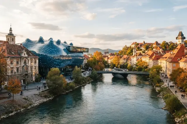 Museen in Österreich: modernes Kunsthaus neben historischer Altstadt in der Steiermark