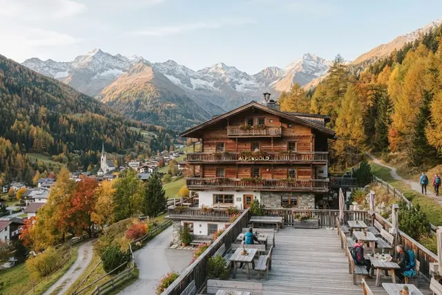 Nächtigungen Österreich: Hotel in einem Alpendorf im Herbst