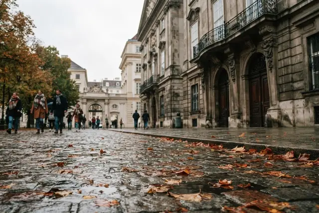 Herbstlicher Platz im Regierungsviertel Wien als Symbolbild zur Neuwahl-Debatte