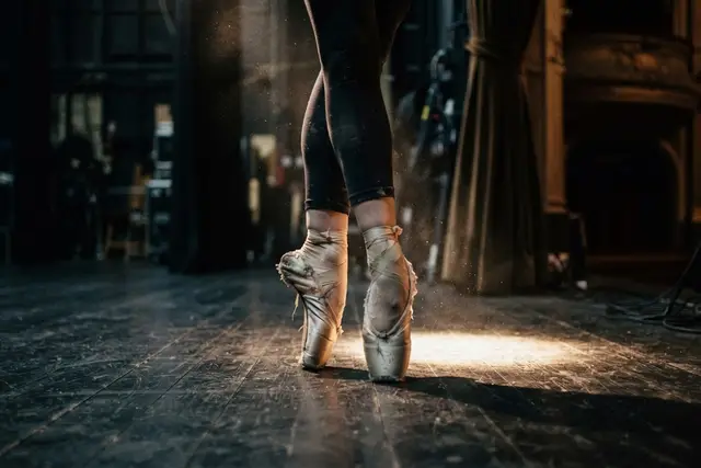 Nijinsky an der Staatsoper: Symbolbild Ballettschuhe auf einer dunklen Probebühne