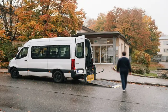 ÖGK Krankentransport: Krankentransportwagen vor dem Eingang eines österreichischen Spitals