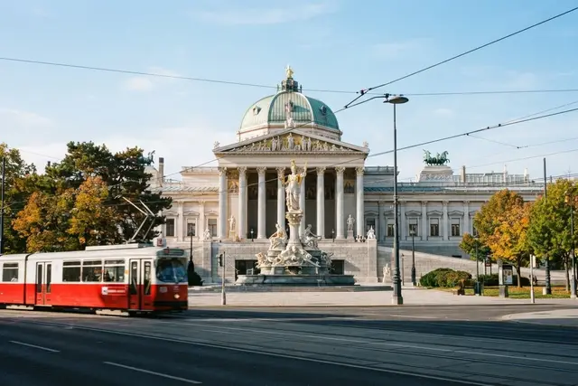 Parlamentsgebäude an der Ringstraße als Symbolbild zum Besuch im Parlament Wien