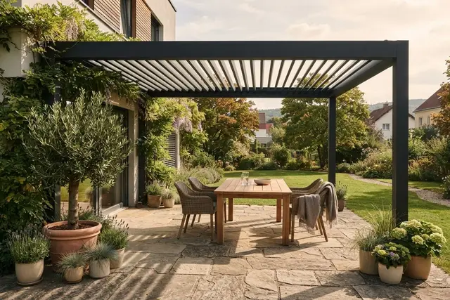 Pergola Wien: Lamellenpergola aus Aluminium über einer Terrasse in einem Wiener Garten