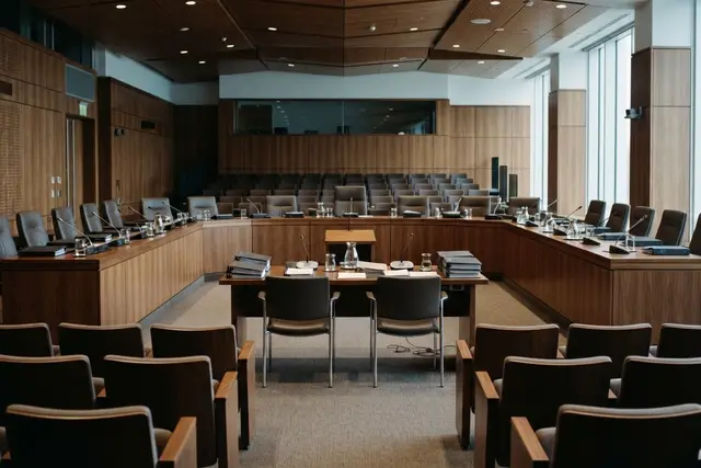 Leerer Ausschusssaal mit Mikrofonen als Symbolbild zum Pilnacek-U-Ausschuss