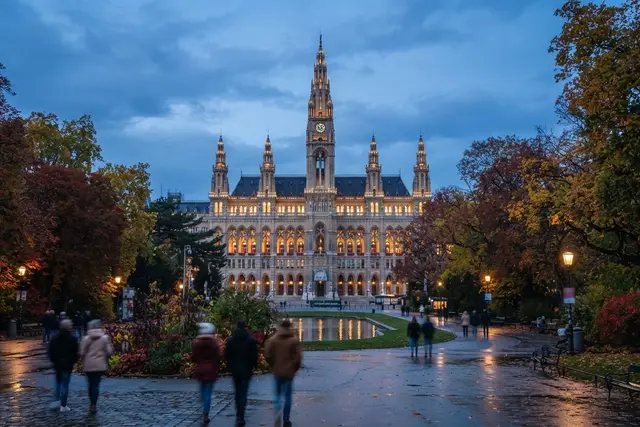 Wiener Rathaus zur blauen Stunde als Symbolbild zum Thema Politik Wien