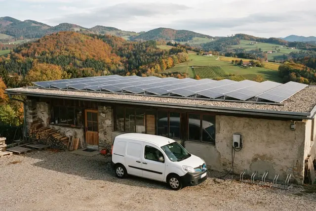 PV-Anlagen für Betriebe: Solarmodule auf dem Dach eines Gewerbebetriebs mit E-Ladestation