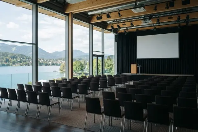 Konjunktur Österreich: Veranstaltungssaal in Velden für Wirtschaftsprognose von Raiffeisen Research