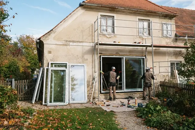 Sanierungsbonus 2027: Neue Fenster werden in ein älteres Einfamilienhaus eingebaut