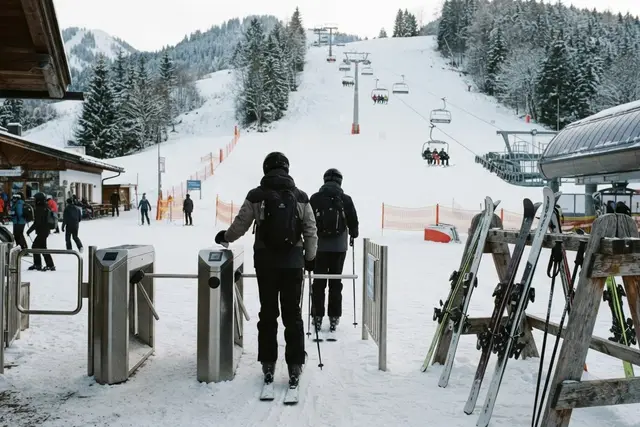 Skipass-Preise 2026/27: Drehkreuz an der Talstation eines Tiroler Skigebiets