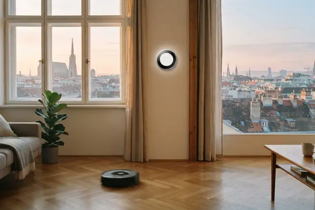 Smart Home in Österreich: smartes Thermostat und Saugroboter in einer Wohnung