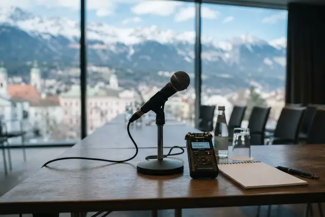 Sperrfrist und O-Ton: Mikrofon und Aufnahmegerät auf einem Tisch bei einer Pressekonferenz