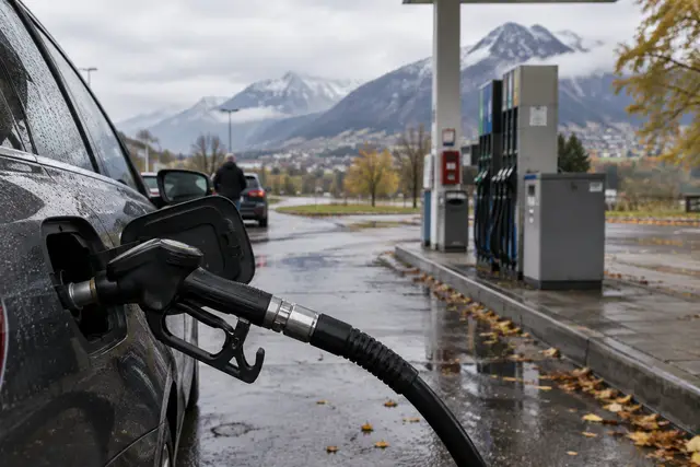 Spritpreisbremse: Zapfpistole im Tank eines Autos an einer Tankstelle im Herbst