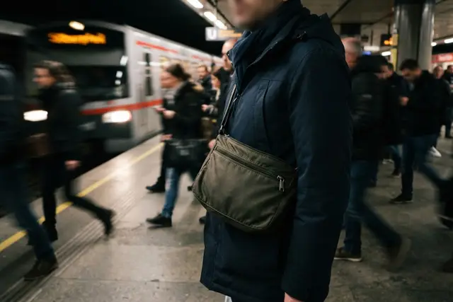 Taschendiebstahl Wien: Handtasche vor dem Körper im Gedränge auf dem U-Bahn-Bahnsteig