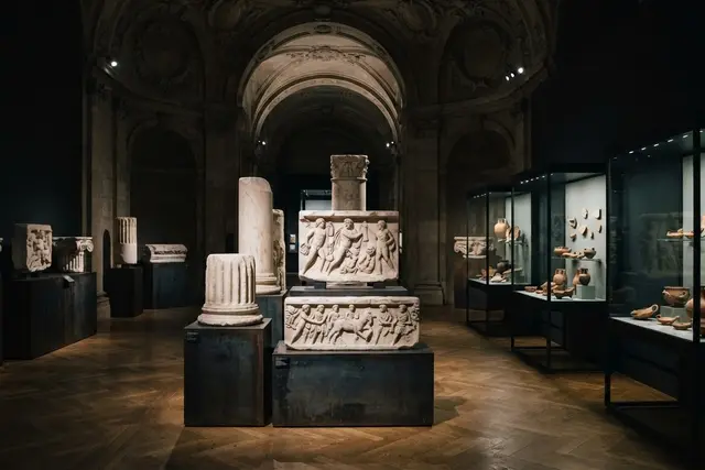 Tatort Ephesos: antiker Marmorkopf im abgedunkelten Ausstellungsraum in Wien