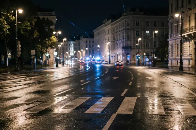 Unfall Raxstraße: nächtliche mehrspurige Straße in Wien-Favoriten mit Blaulicht
