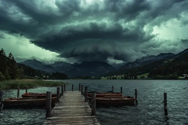 Unwetterwarnung richtig deuten: Gewitterwolke zieht über einen Kärntner See