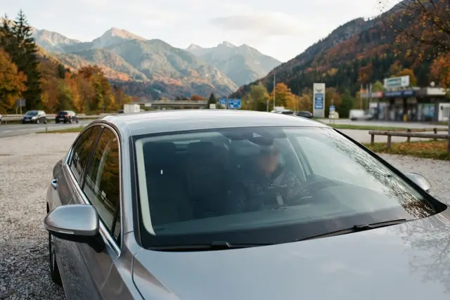 Vignette 2027: Windschutzscheibe ohne Klebevignette an einer Autobahnraststation