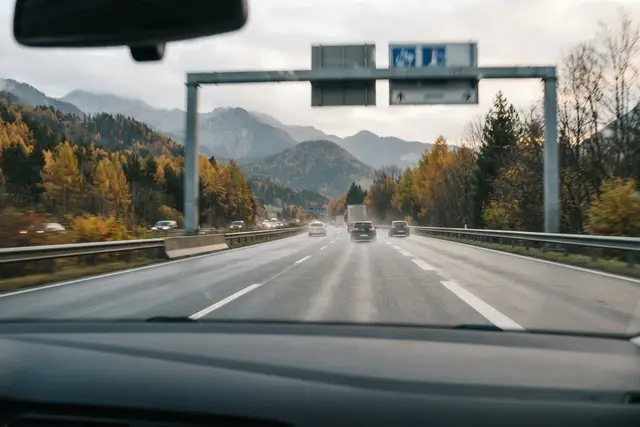 Vignette 2027: Fahrt auf einer österreichischen Autobahn mit sauberer Windschutzscheibe ohne Klebevignette