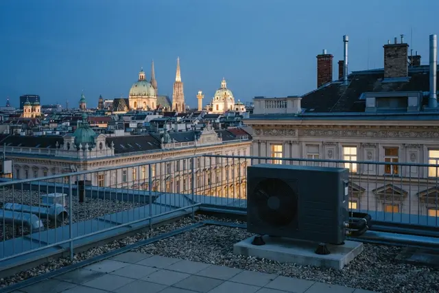 Wärmepumpe Förderung Wien: Außengerät auf der Dachterrasse eines Wiener Altbaus